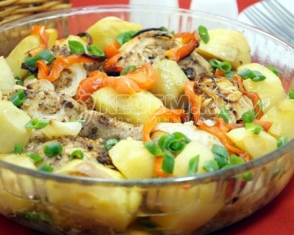 Курица кусочками в духовке с картофелем
