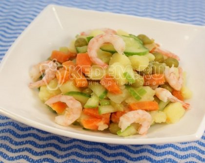 Салат с креветками и овощами